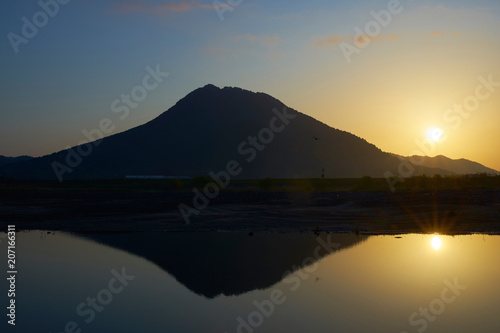 三上山からの朝日