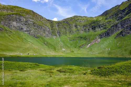 Lago verde di montagna