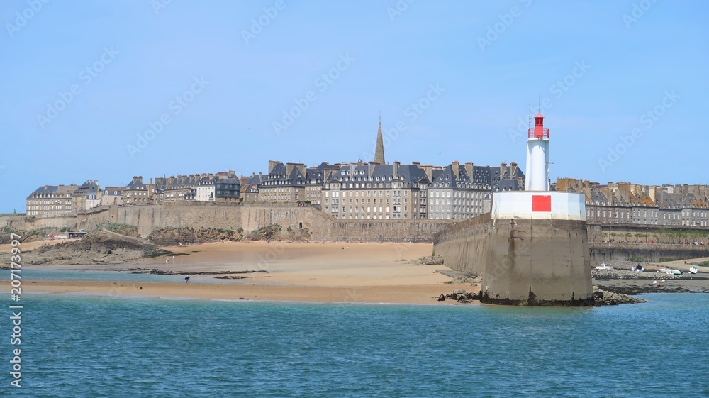 Saint-Malo, vue sur le phare et la plage du môle (France) Saint-Malo, vue sur le phare et la plage du môle (France)