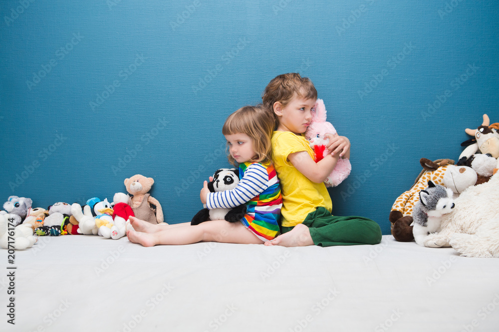 kids fighting over toys