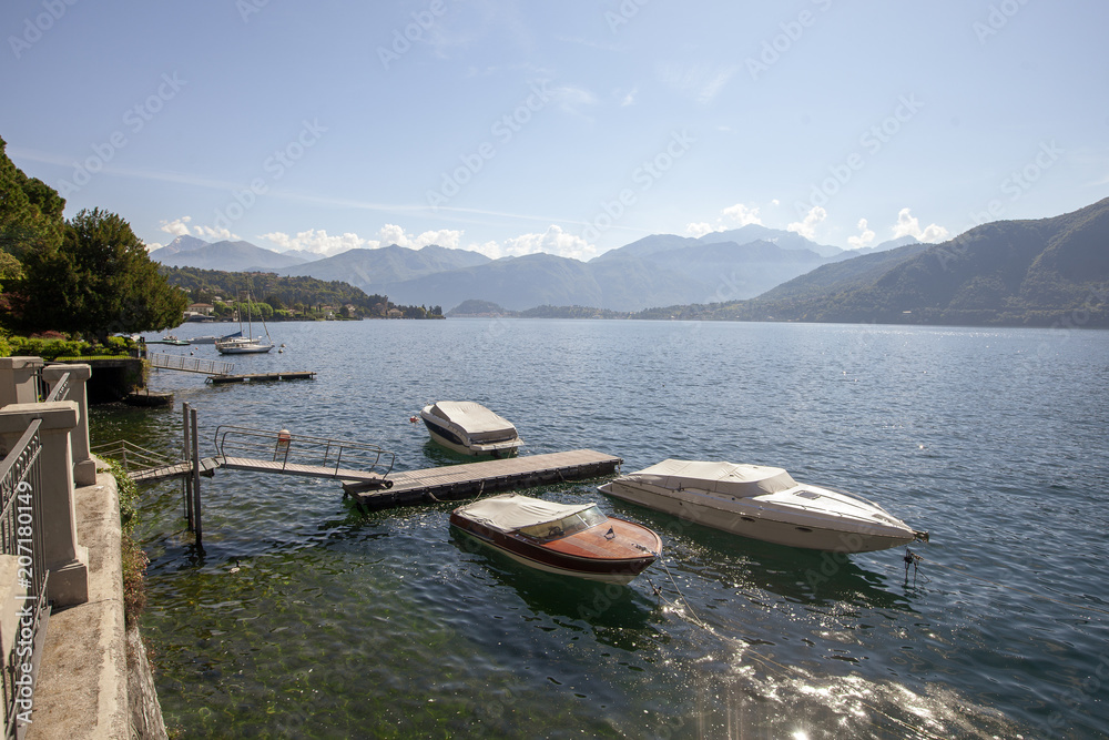 ormeggio di barche sul lago di Como