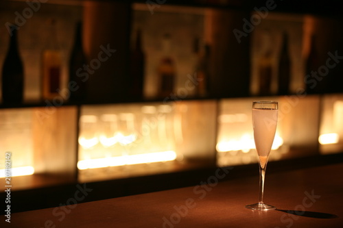 バーカウンターのカクテル