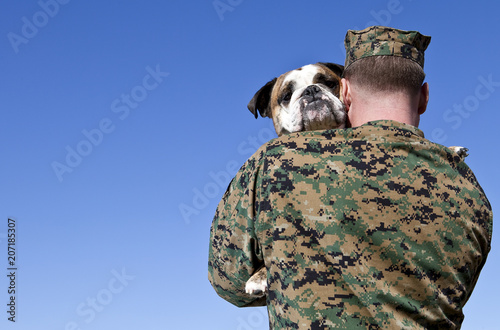 Tableau sur toile Military Man Hugs Bulldog