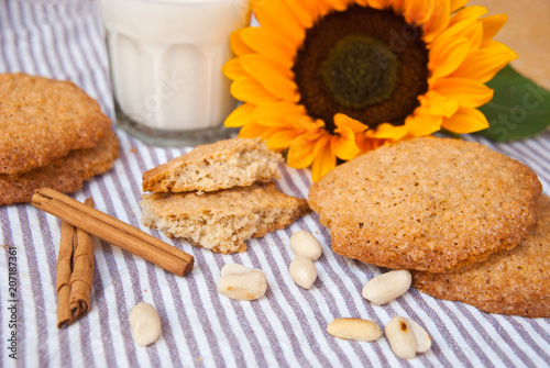 Canvas-taulu Rustic breakfast with homemade oatmeal cookies and glass of milk and decorated with sunflower