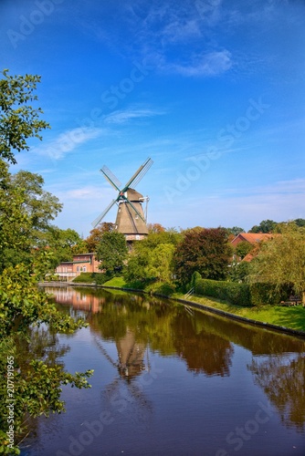 Mühle zu Hinte , Emden, Ostfriesland mit Kanal