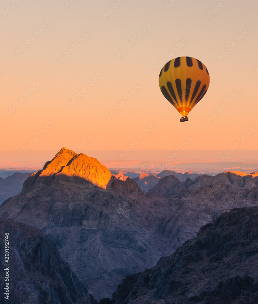 Obraz premium Hot air balloon over Mount Moses Sinai sunset