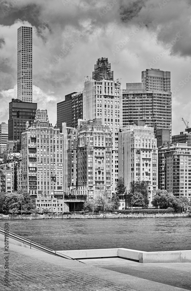 Fototapeta premium Black and white picture of New York City seen from the Roosevelt Island, USA.