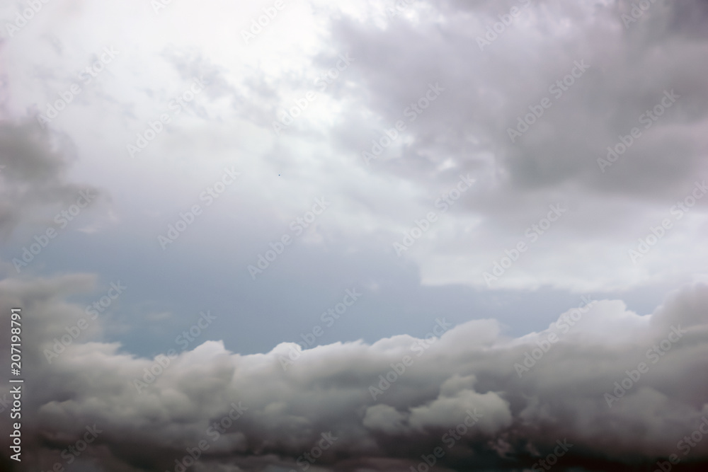 Obraz premium rain clouds in the evening background