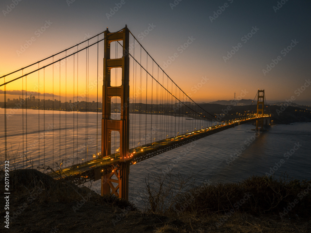 Fototapeta premium Golden Gate Bridge o wschodzie słońca San Francisco
