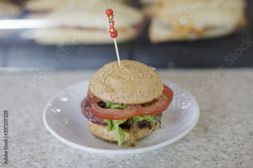 minihamburguesa con tomate photo