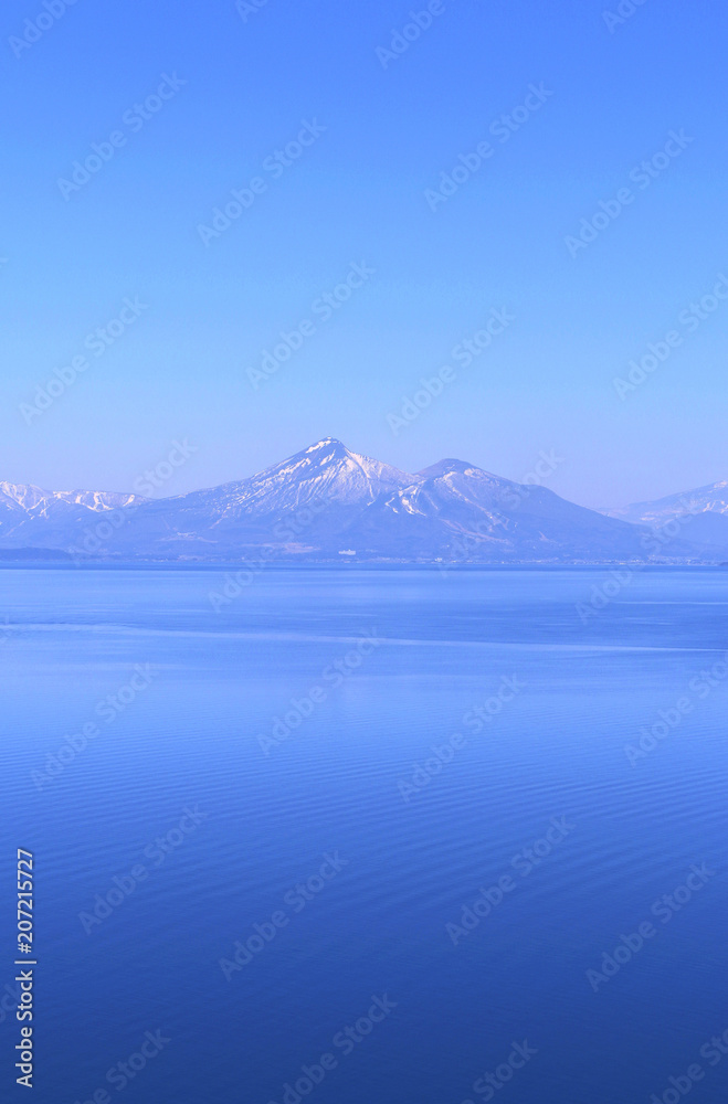 Fototapeta premium 猪苗代湖と磐梯山(郡山市・湖南町)