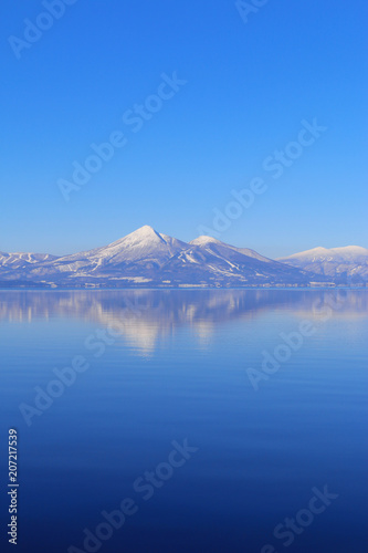 冬の猪苗代湖と磐梯山（福島県・湖南町）