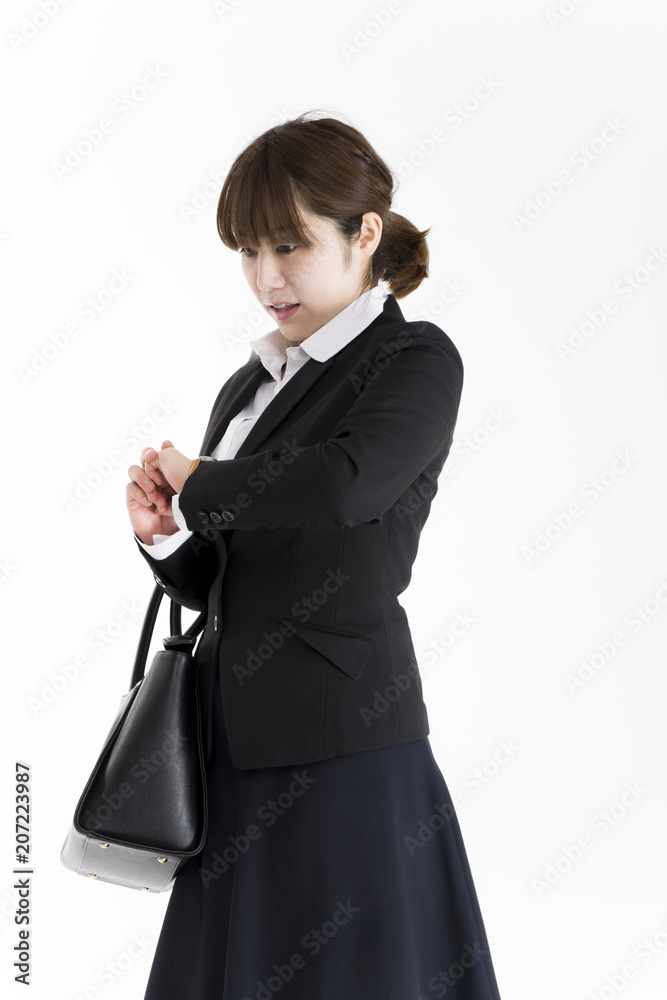 腕時計を見つめる女性 腕時計を見つめる女性