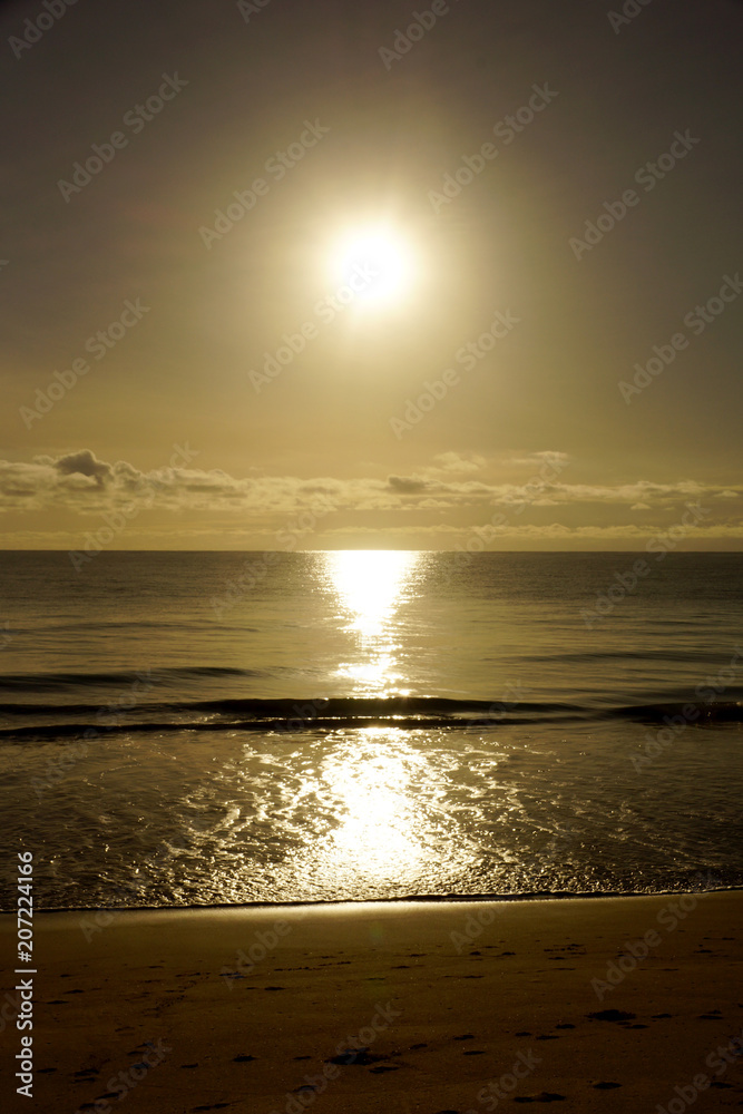 Naklejka premium Early Morning Sunrise reflecting on the water on Waimanalo Beach
