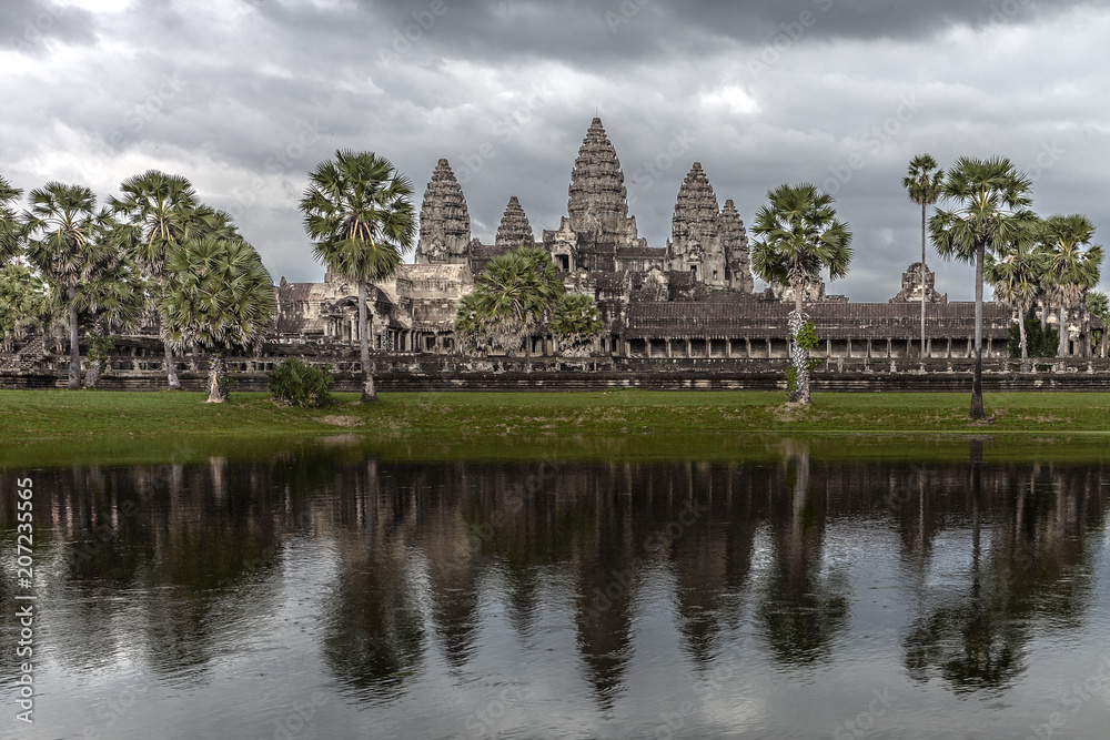 Obraz premium Cloudy Angkor Wat