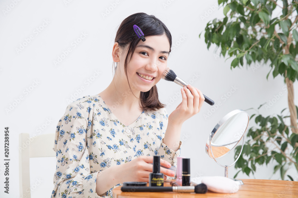 メイクでチーク塗る若い女の子 メイクでチーク塗る若い女の子