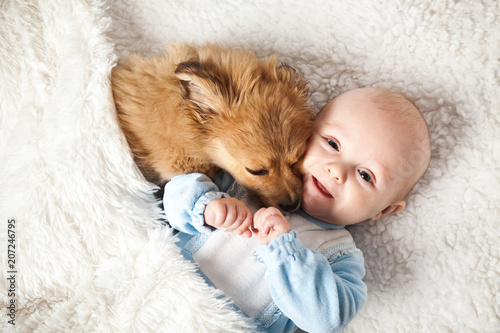 Hund kuschelt mit dem baby