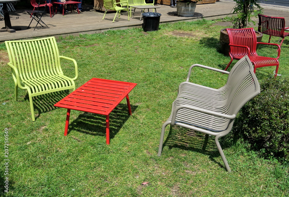 Fauteuils et tables en fer dans le jardin Fauteuils et tables en fer dans le jardin