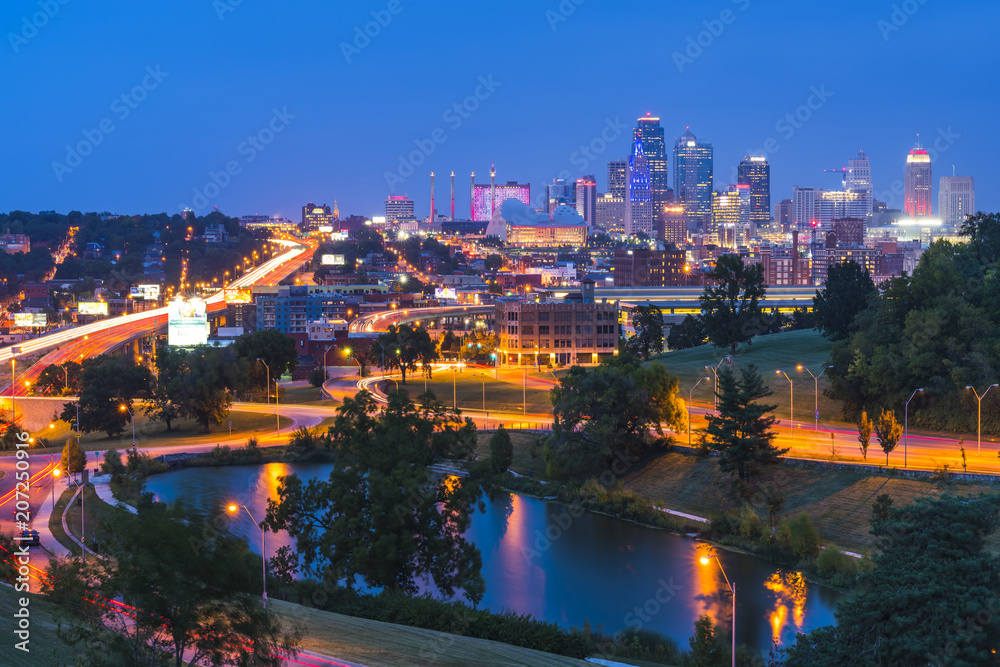 Obraz premium kansas, missouri, usa. 15.09.17, piękna panorama miasta Kansas w nocy.