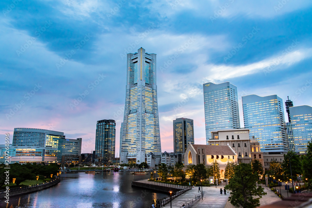 Fototapeta premium 夕暮れ時の横浜