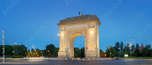Photo Bucharest, the Triumphal Arch (Arcul de Triumf) at dusk