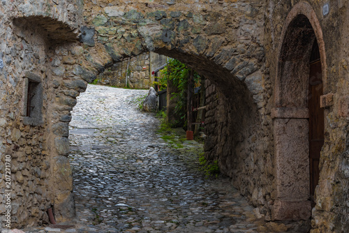 Mittelalterliches Dorf Canale di Tenno  Steintor  Bogen