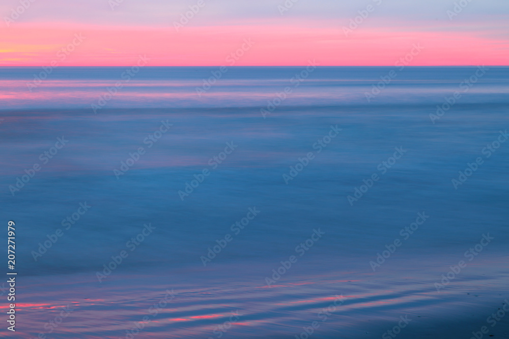 Blaues Meer beim Sonnenuntergang