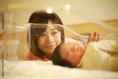 新生児と若い母親
