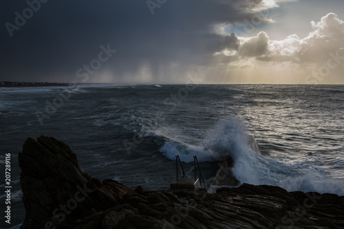 averse de grêle et tempête sur un port breton photo