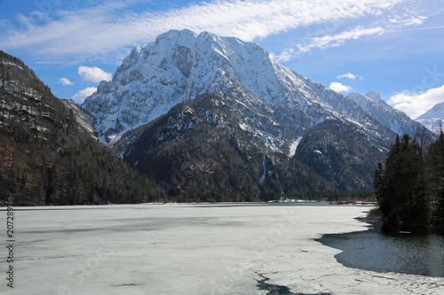 Fotografía landscape of frozen little alpine lake in Northern Italy called