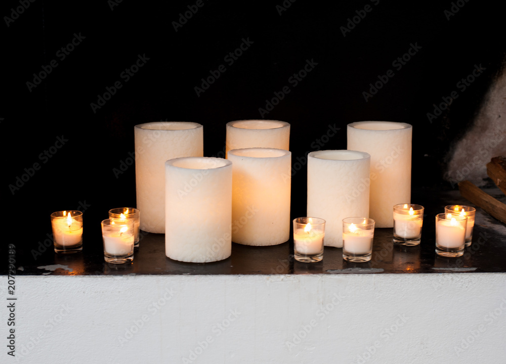 camino con candele bianche accese Stock Photo