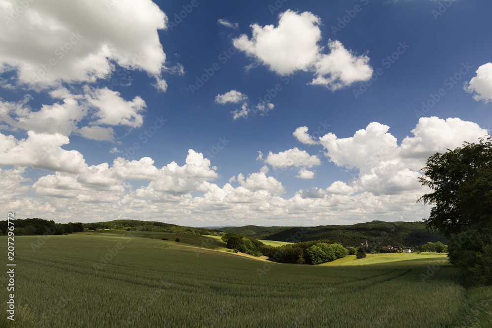 Landschaftsaufnahme der Vulkaneifel im Frühling Landschaftsaufnahme der Vulkaneifel im Frühling