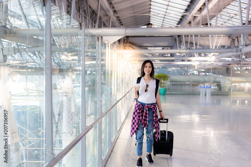 Εκτύπωση καμβά Charming beautiful woman has just arrived to her country at the airport