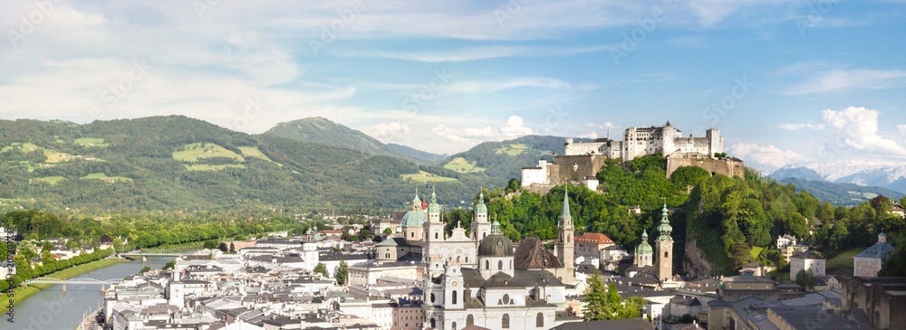Naklejka premium Panorama miasta Salzburga, Austria (Austria)