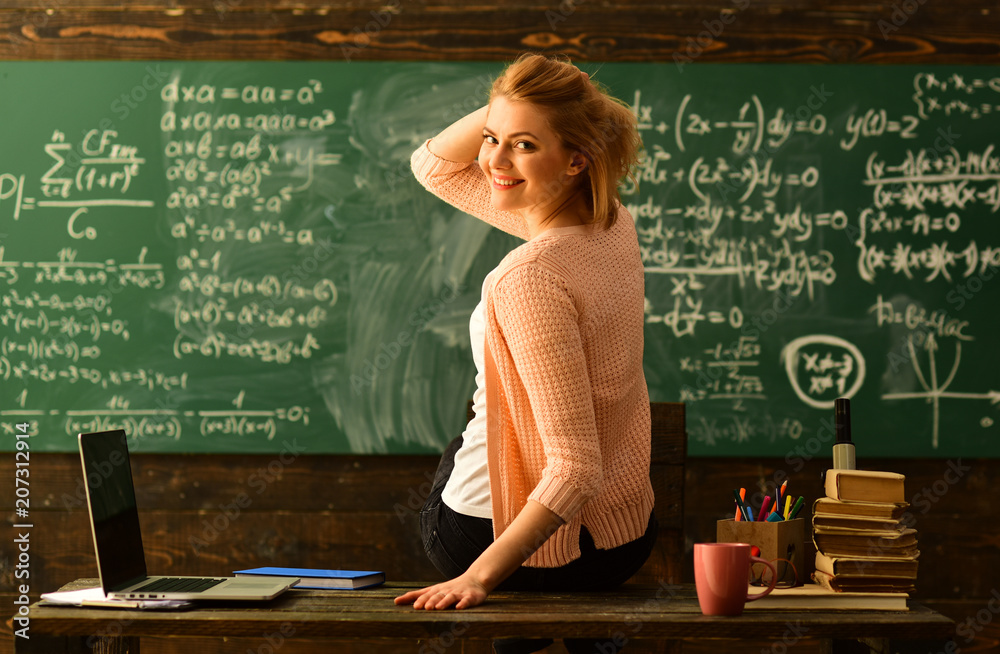 Внимательный учитель. Ученики старших классов. Shutterstock школа. Страхи молодого учителя. Учитель и ученик.