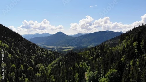 Aufsteigender Drohnen flug in den Alpen