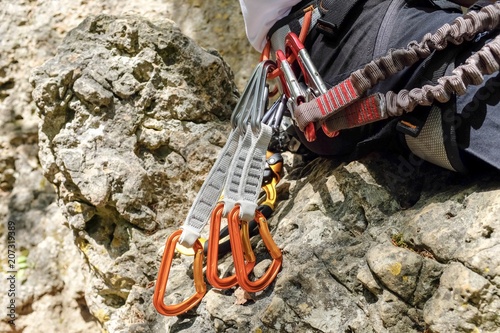 Mann mit Kletterausrüstung am Fels