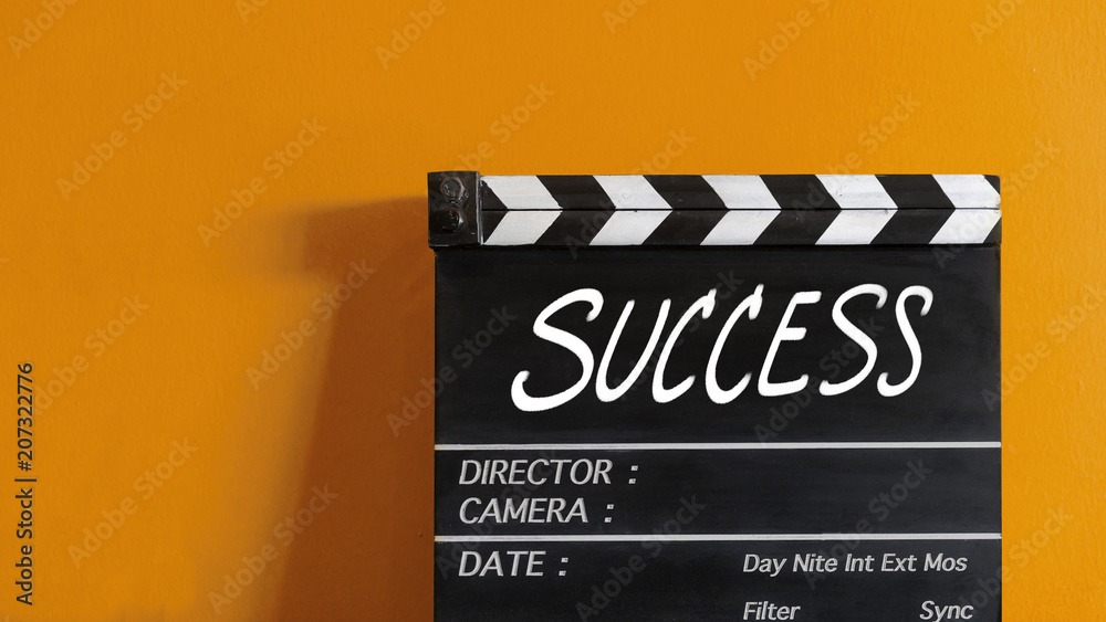 Naklejka premium success text title on wooden clapper board