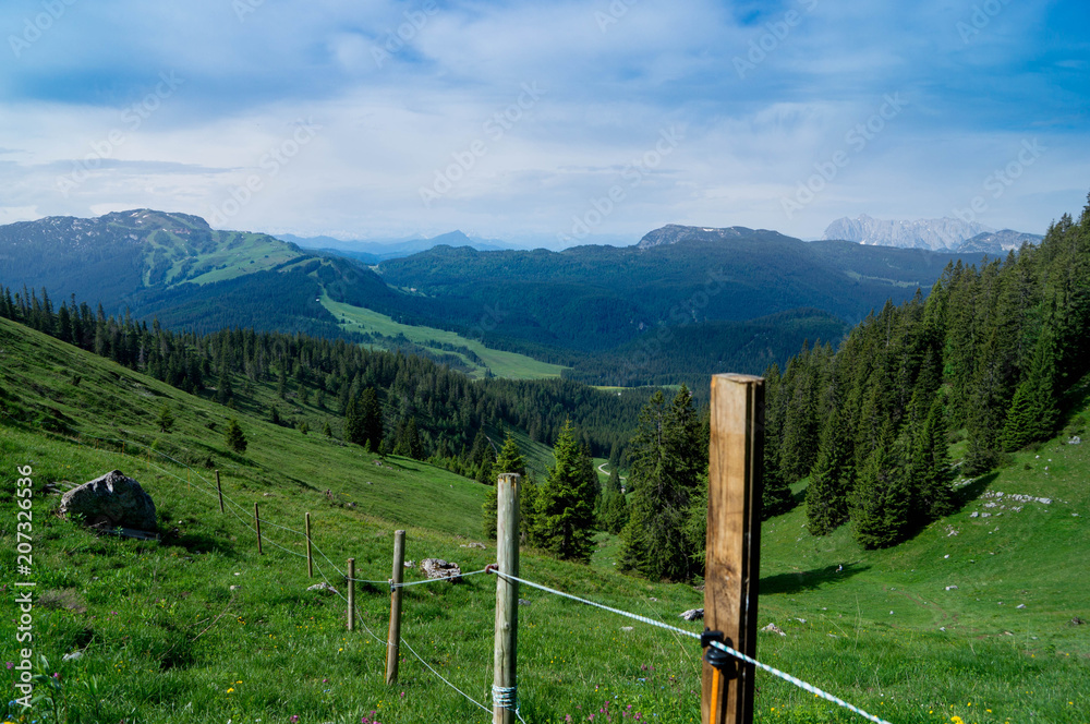 Idyllische Alpenlandschaft mit Weidezaun im Vordergrund