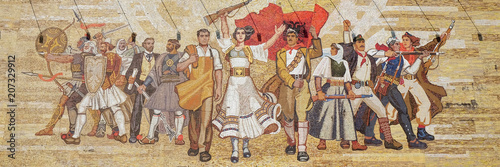 Mozaika nad Narodowym Muzeum Historii z socjalistyczną propagandą i bohaterskim rewolucjonistą, Tiraną w Albanii.