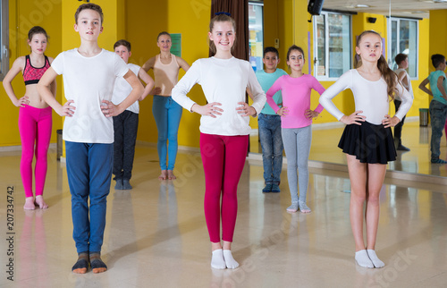Fototapeta Naklejka Na Ścianę i Meble -  Teenagers practicing dance in studio