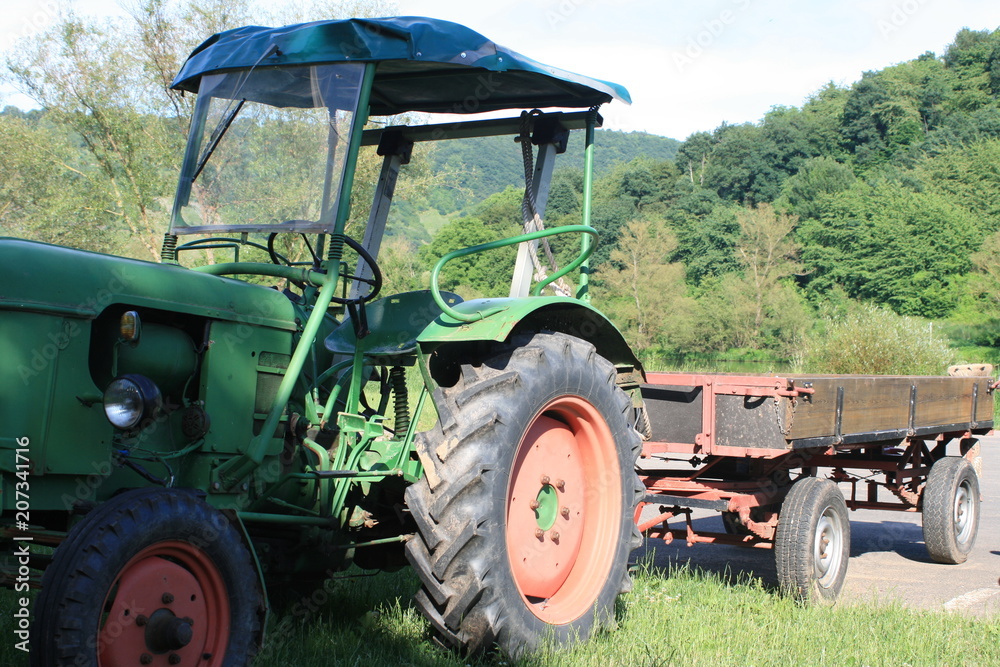 Obraz premium Alter Traktor mit Anhänger