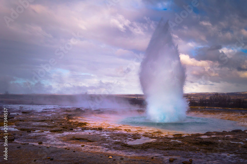 Geysir - 03 maja 2018 r .: Erupcja wysokiego gejzeru w Geysir na Islandii