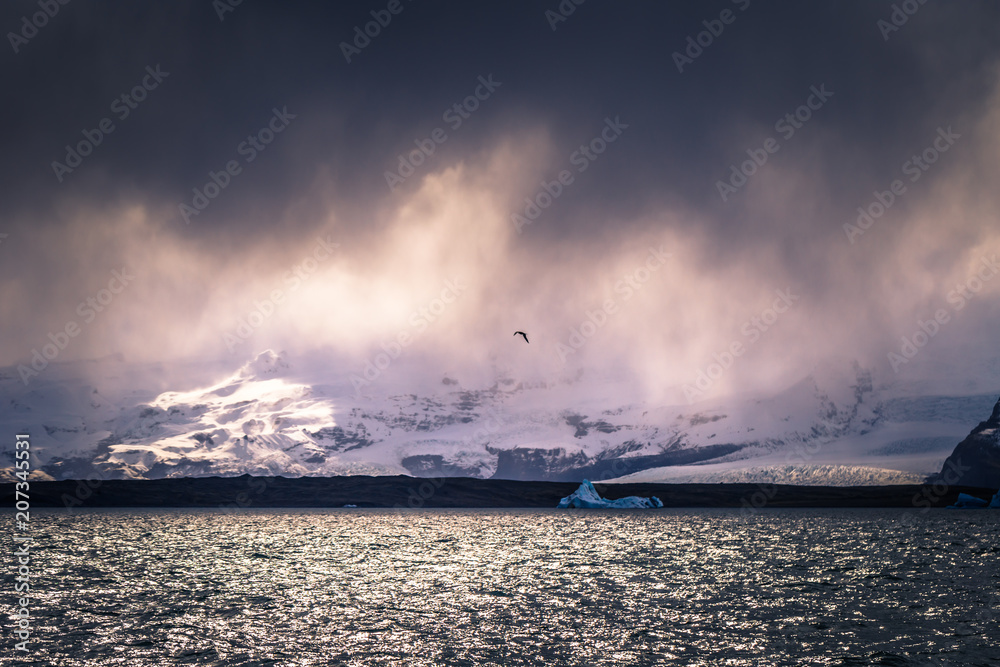 Obraz premium Jokulsarlon - May 05, 2018: Vatnajokull National park seen from the Iceberg lagoon of Jokulsarlon, Iceland