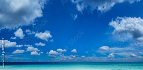 Fototapeta Naklejka Na Ścianę i Meble -  Beautiful sea and a blue sky with white clouds .