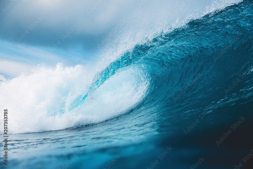 Naklejka premium Ocean barrel wave in ocean. Breaking wave for surfing in Bali
