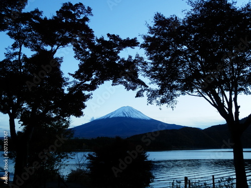 【山梨】日没後の富士山と紅葉 © 葵 松江