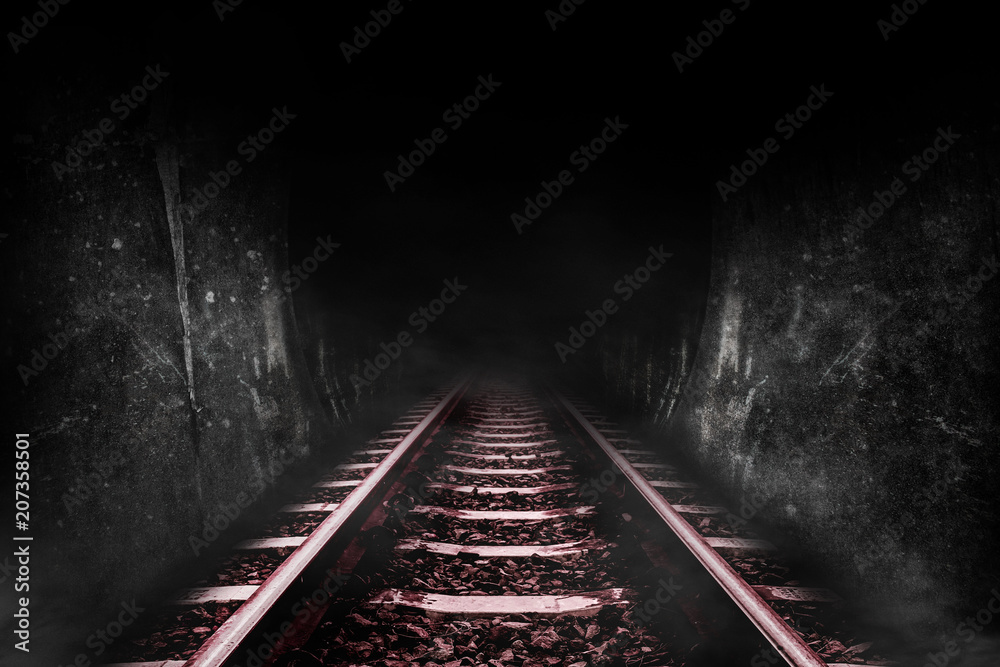 Obraz premium Ciemny tunel kolejowy