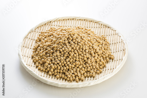 笊に盛った大豆