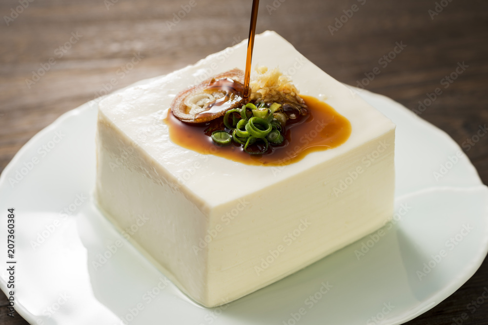 豆腐に醤油をかける 豆腐に醤油をかける